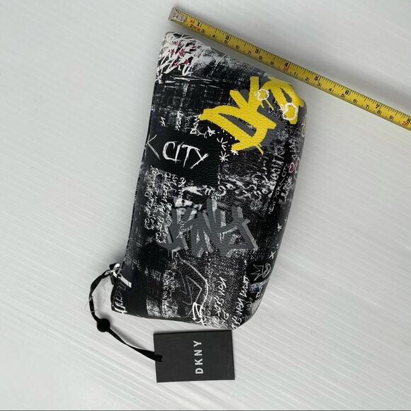🆕 DKNY graffiti print pouch streetwear style - Picture 5 of 12